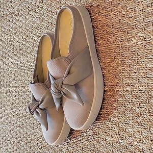 SPENCO gray bow tie slip-on suede slide shoes.  Size 8